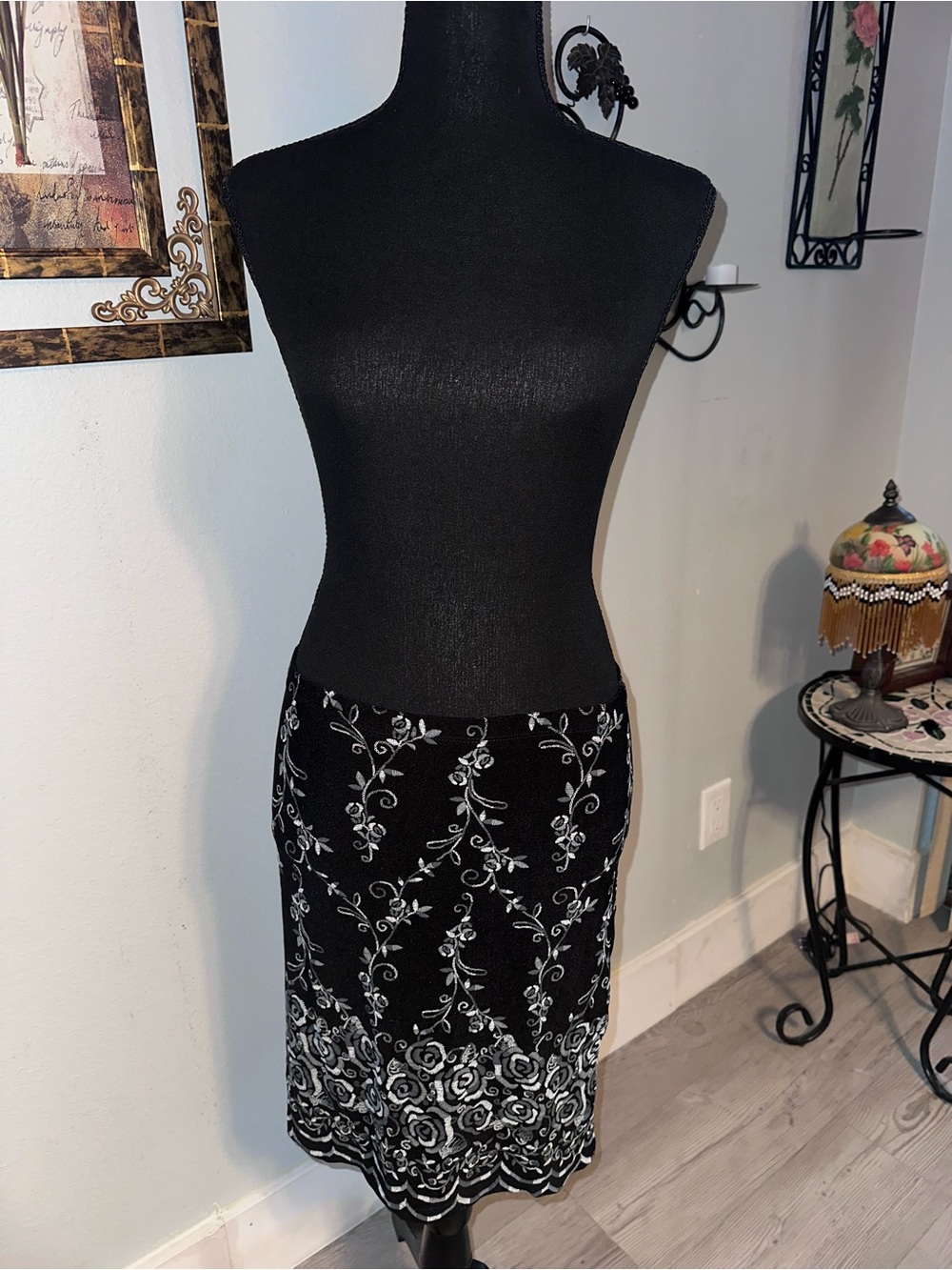 Vintage 90s Genevieve Black White Gray Floral Print Stretchy Midi Skirt, M